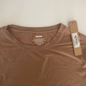 NWT SKIMS Fits Everybody Long-Sleeve Crewneck T-Shirt in Sienna